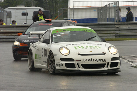 Denne Porsche med Michael Jakobsen bag rattet synes at være et godt bud på sejren i Padborg 6 Timer. Med mindre bilen skal have for mange tankstop undervejs.